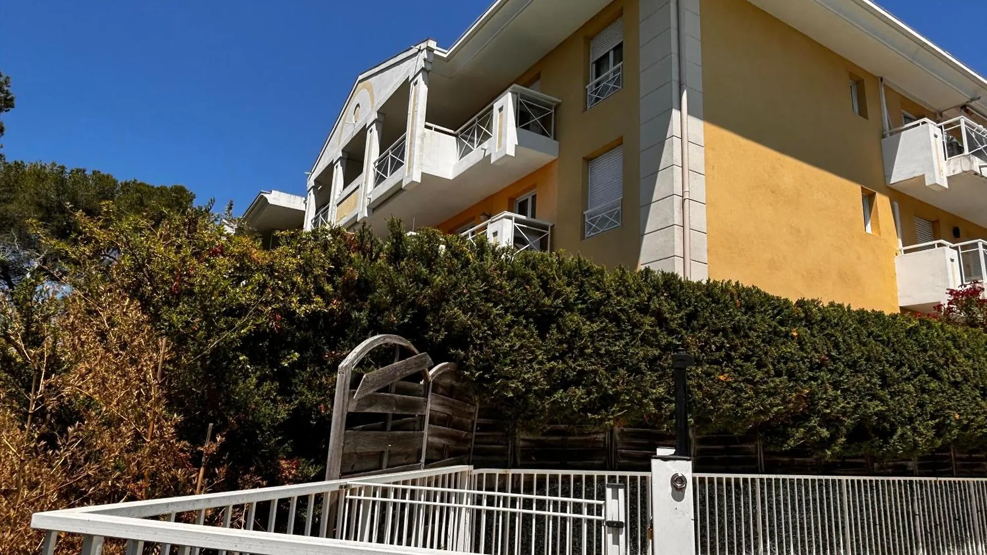 Apartment Mondello Hotellerie&Consultant : Appartement De Standing 47M2 Avec Piscine Cannes
