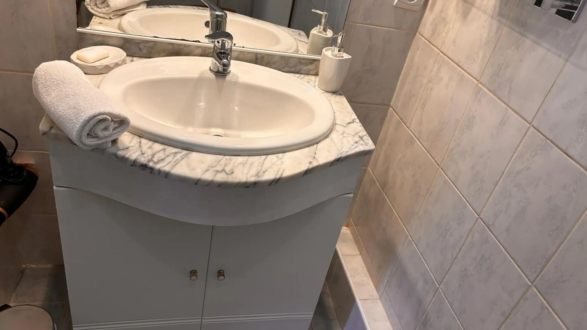 Mondello Hotellerie&Consultant : Appartement De Standing 47M2 Avec Piscine Cannes